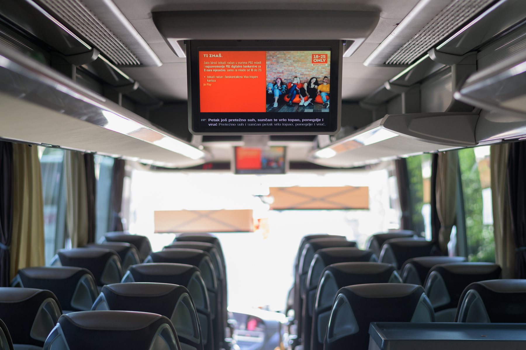 Ekran digital signagea u putničkom prostoru autobusa